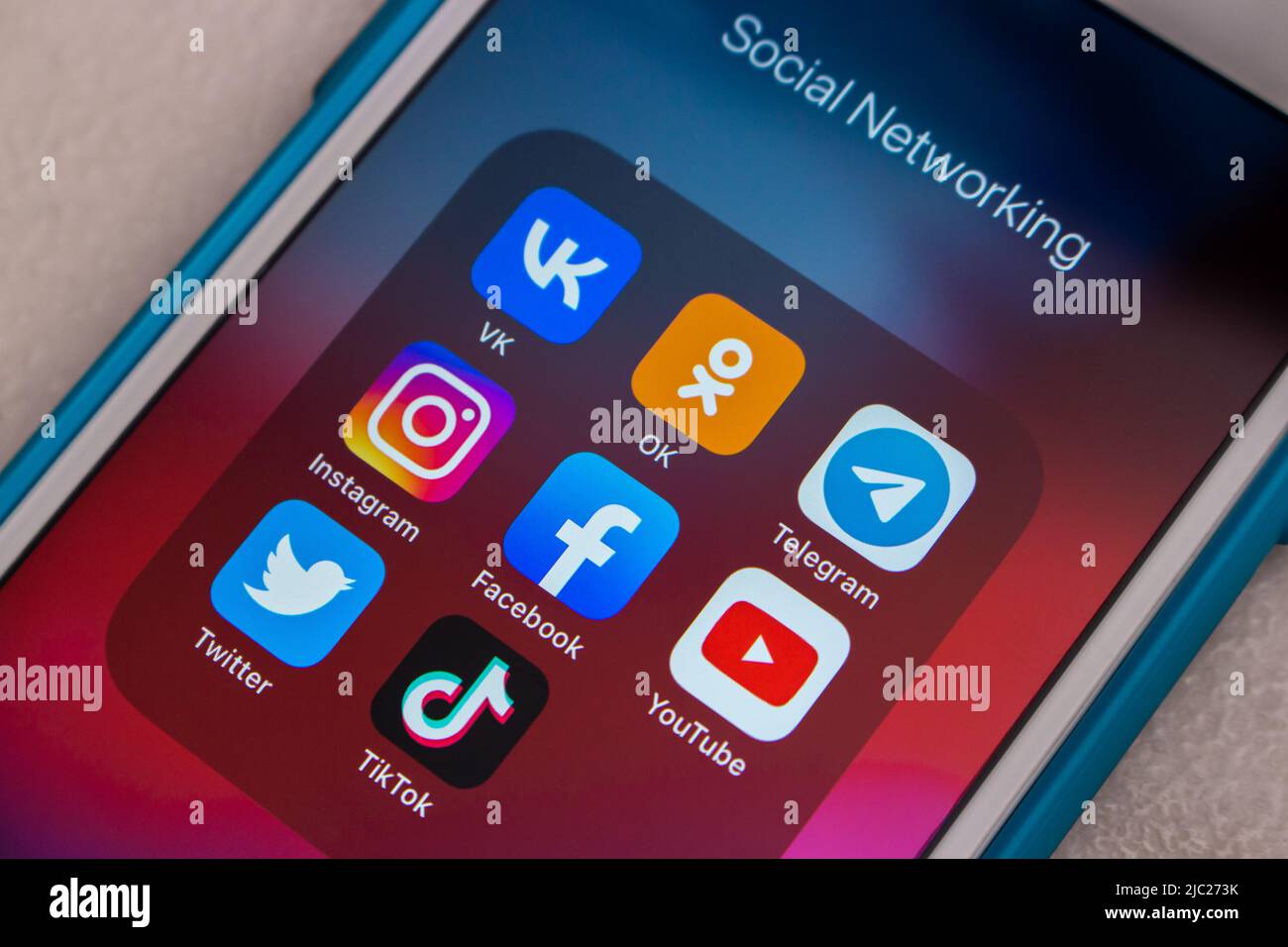 Kumamoto, JAPAN - Mär 23 2022 : Beliebte SNS in Russland (Vkontakte, Odnoklassniki, Telegram, Instagram, Facebook, YouTube, Twitter und TikTok) auf dem iPhone Stockfoto