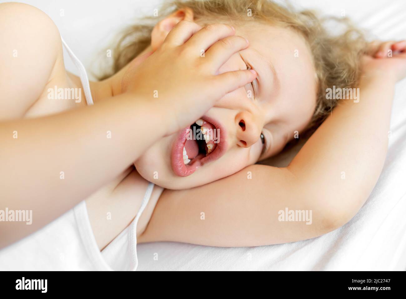 Das Kind weint vor Zahnschmerzen. Stockfoto