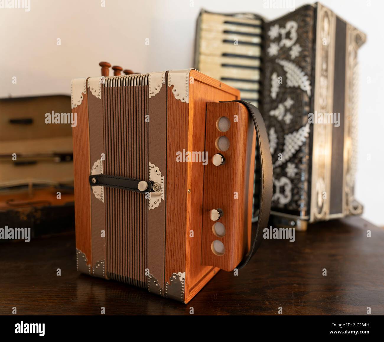 Ein einfaches Akkordeon-ähnliches Instrument, zusammen mit einem großen Akkordeon, in der Welk Homestead State Historic Site in North Dakota, dem Jugendhaus von L Stockfoto