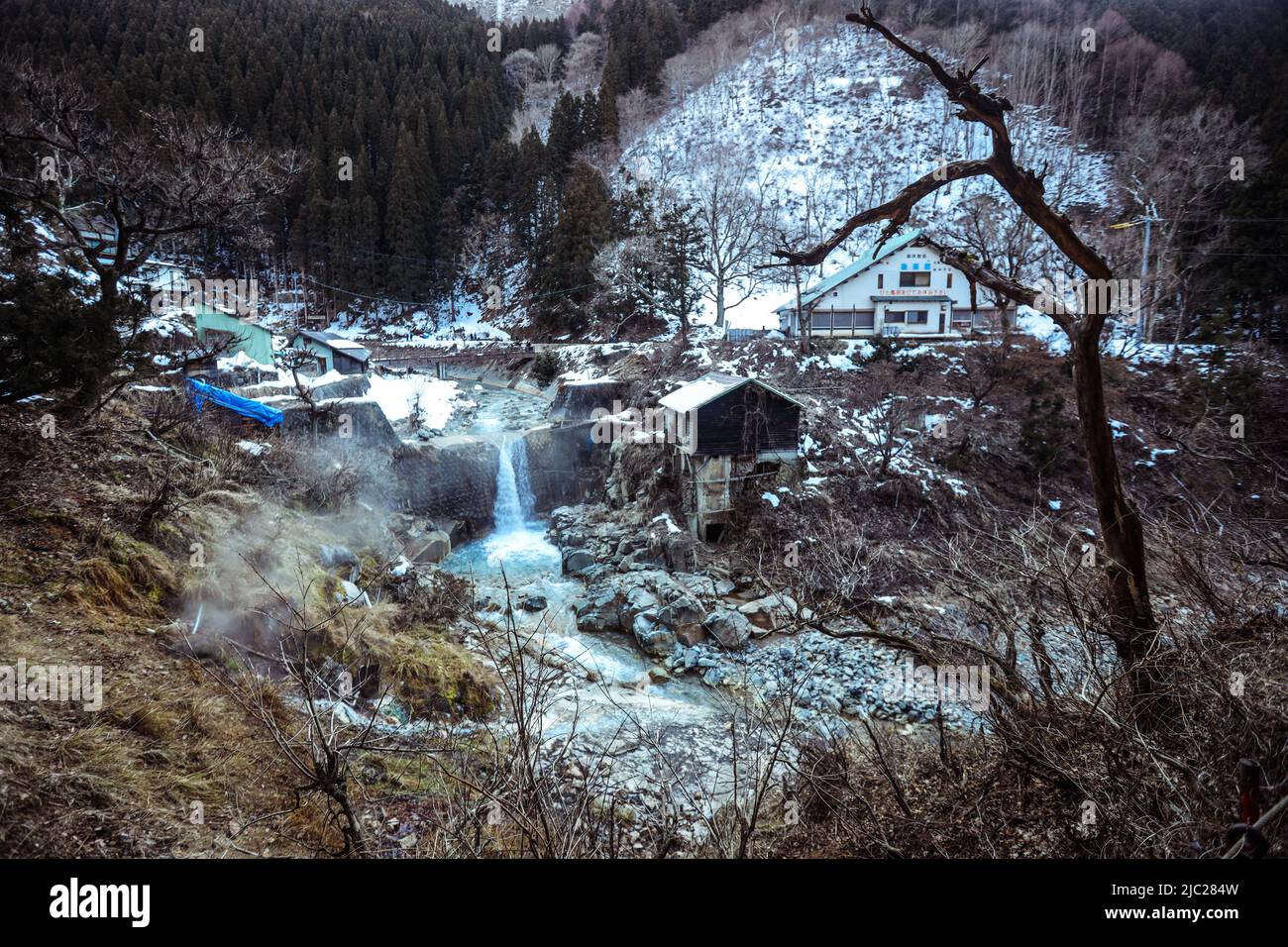 Winter Blick auf das kleine japanische Dorf auf dem Waldweg Weg zum Jigokudani Monkey Park Stockfoto