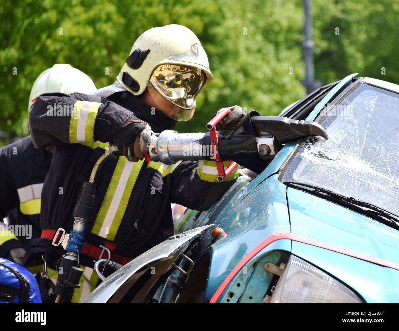 Feuerwehrleute bei der Arbeit beim Verkehrsunfall Stockfoto