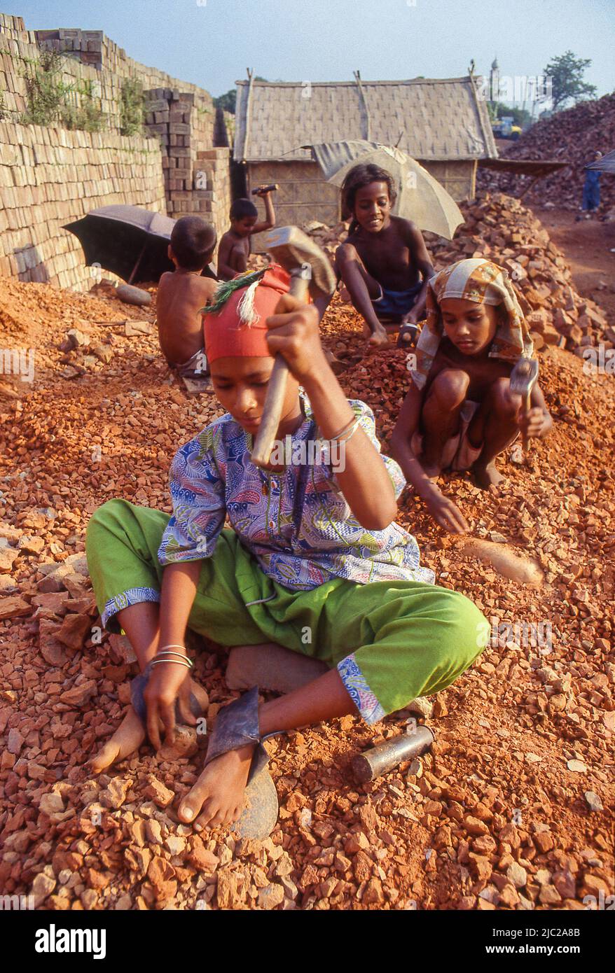 Bangladesch; Kinderarbeiter, die Steine zerschlagen. Stockfoto