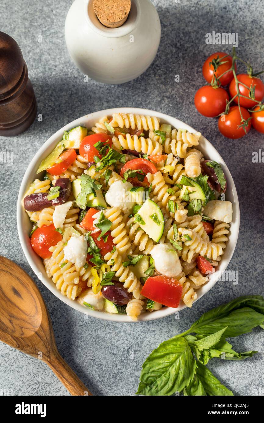 Hausgemachte Sommer Fusilli Pasta Salat mit Käse und Gemüse Stockfoto