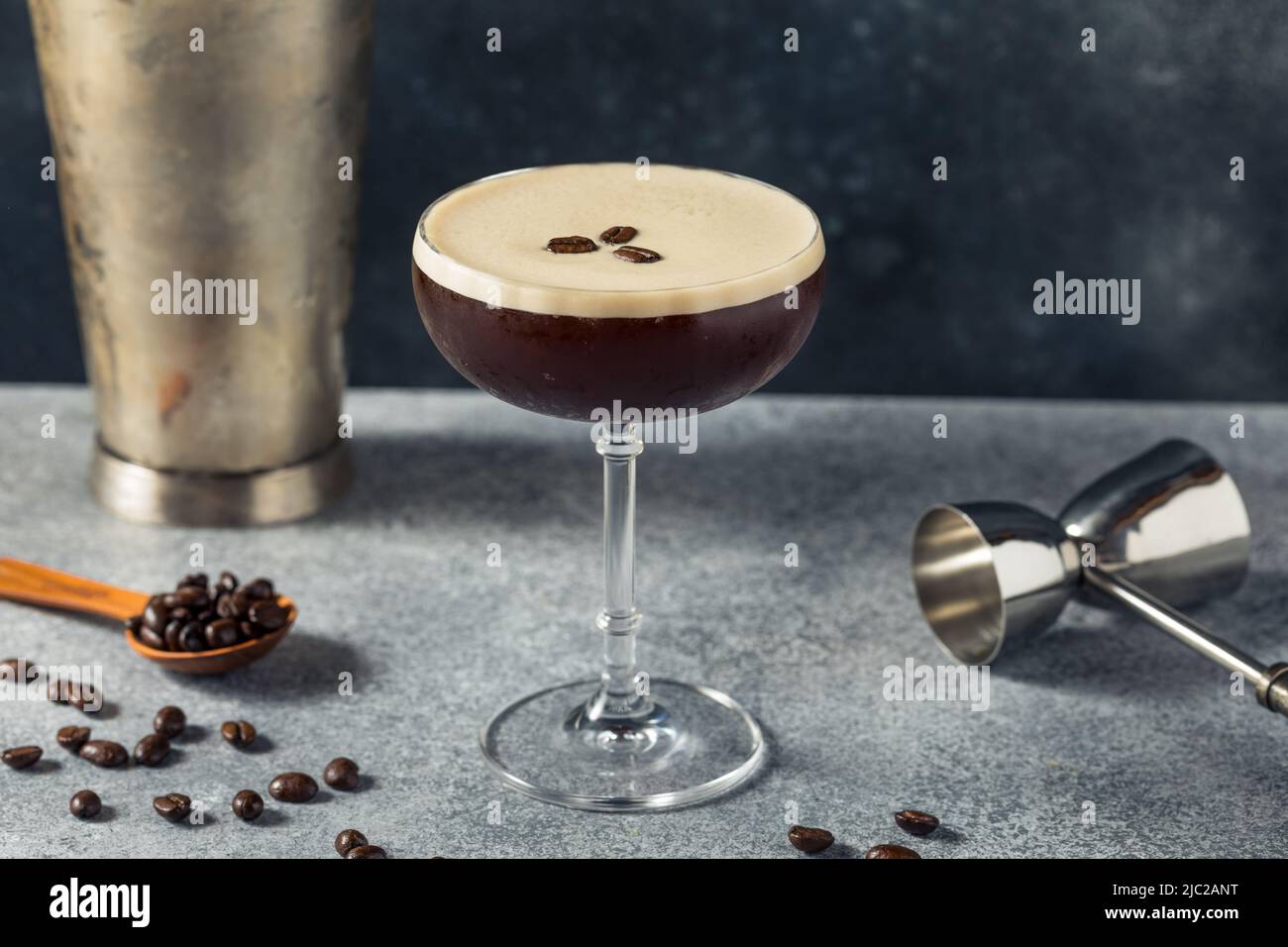 Erfrischender Espresso Martini Cocktail mit Vodka Stockfoto