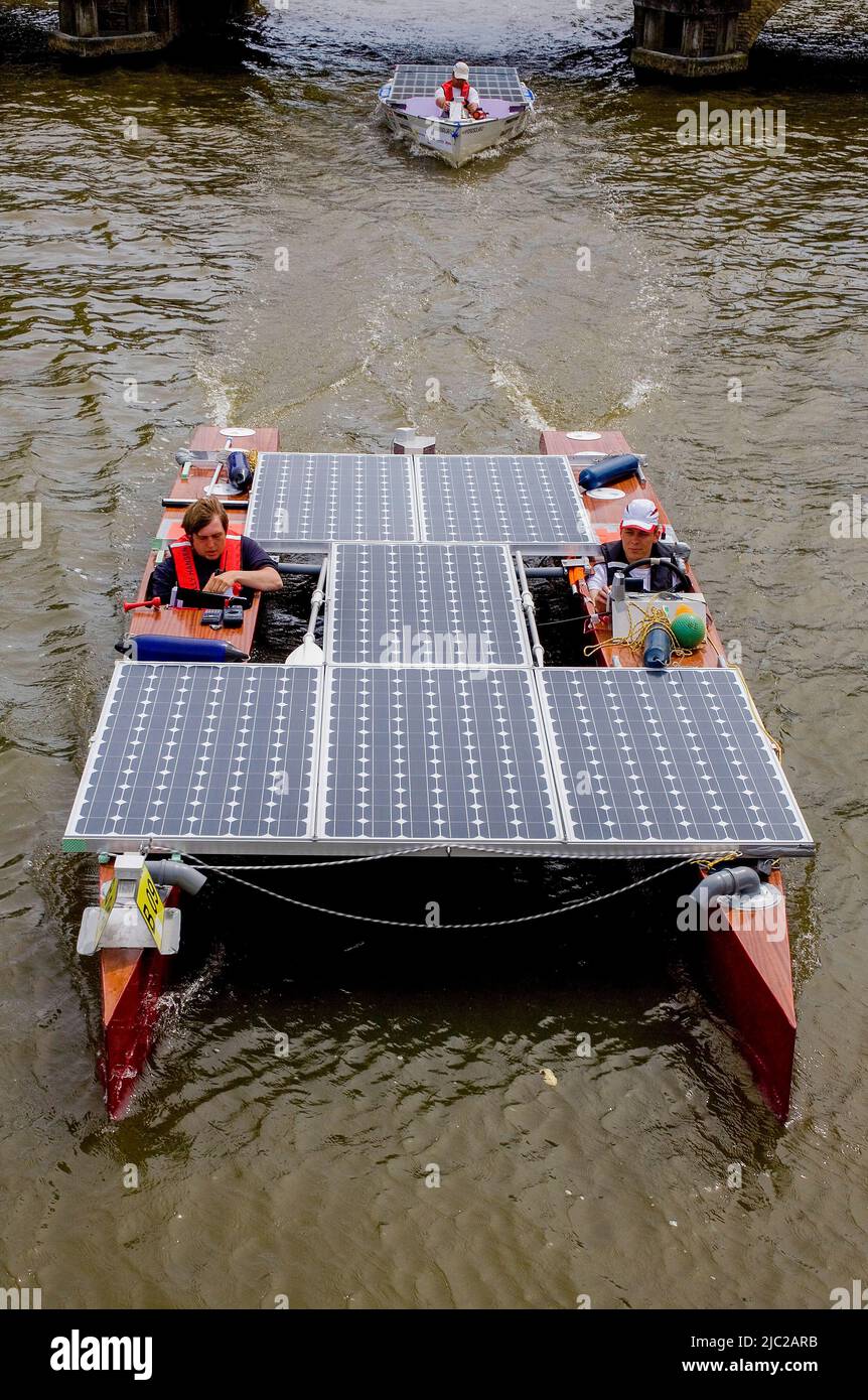 Niederlande, Friesian Solar Challenge Rennen läuft auf der 220 Kilometer langen Strecke der berühmten friesischen Elf Städte. Es gibt 48 Mannschaften von Univers Stockfoto