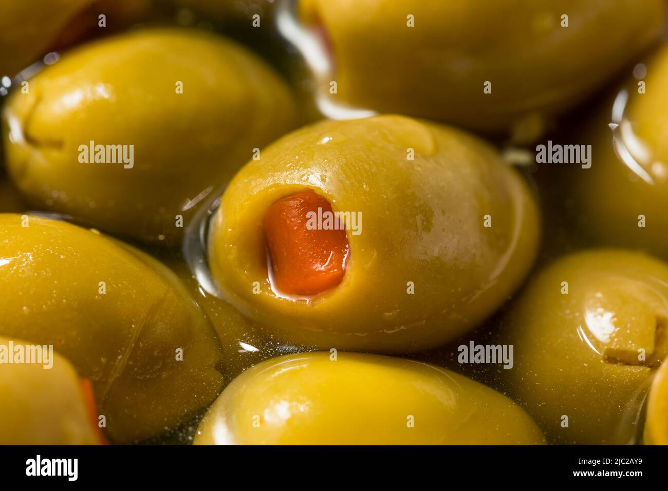 Rohe marinierte Bio-Grünolves mit Pimento-Paprika Stockfoto