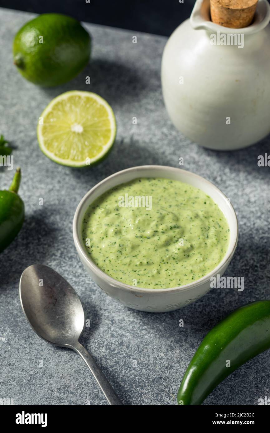 Hausgemachte peruanische Aji Verde Sauce mit Limettencilantro und Jalapeno Stockfoto