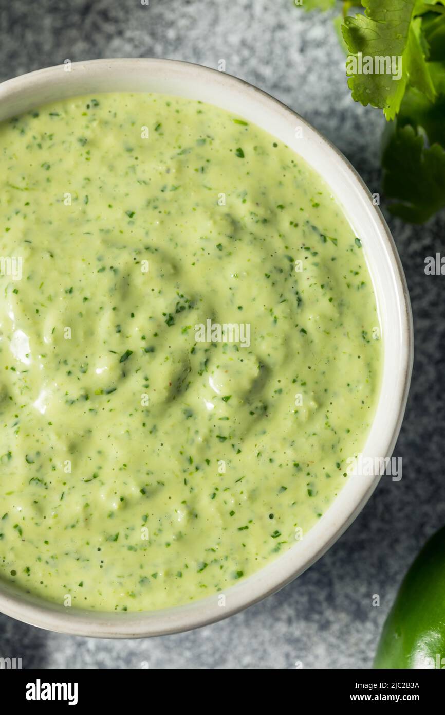 Hausgemachte peruanische Aji Verde Sauce mit Limettencilantro und Jalapeno Stockfoto