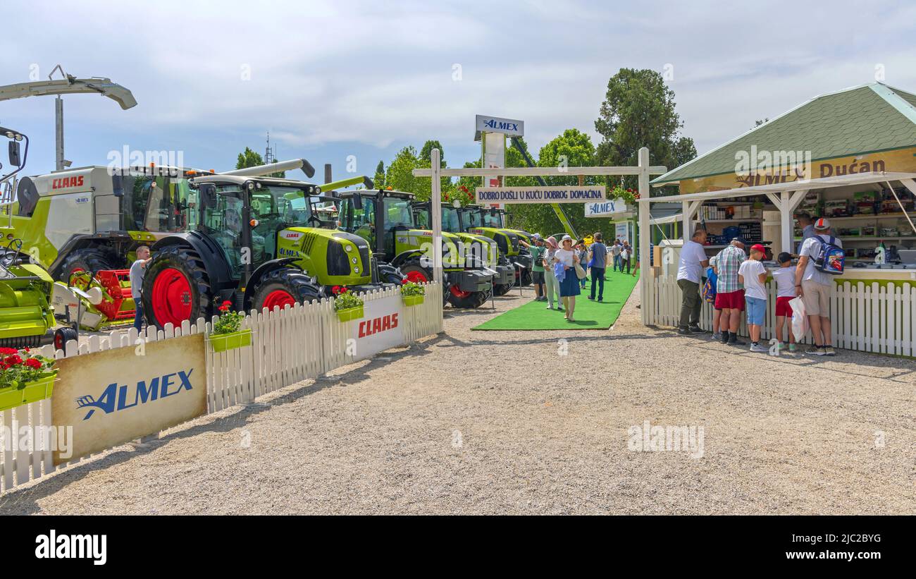 Novi Sad, Serbien - 21. Mai 2022: Traktoren und Mähdrescher Claas Almex auf der Agriculture Expo Show Sunny Day. Stockfoto