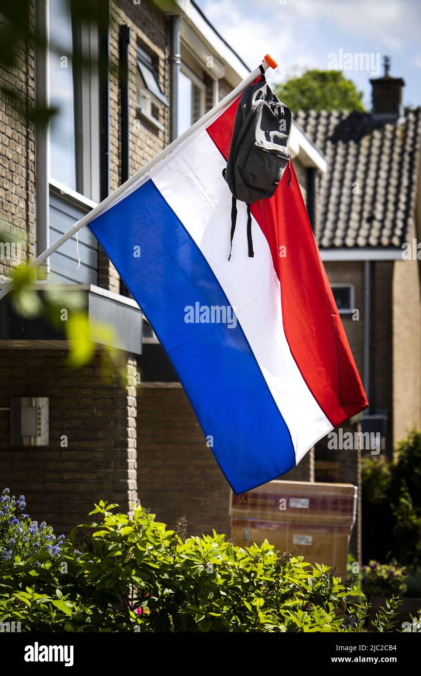 2022-06-09 16:04:21 ZWIJNDRECHT - die Fahnen werden für erfolgreiche Studenten in der vorberuflichen Sekundarstufe (theoretische und gemischte Lernpfad), havo und vwo Bildung angezeigt. Tausende von Studenten wurden darüber informiert, ob sie die zentrale schriftliche Abschlussprüfung bestanden hatten. ANP RAMON VAN FLYMEN niederlande Out - belgien Out Stockfoto