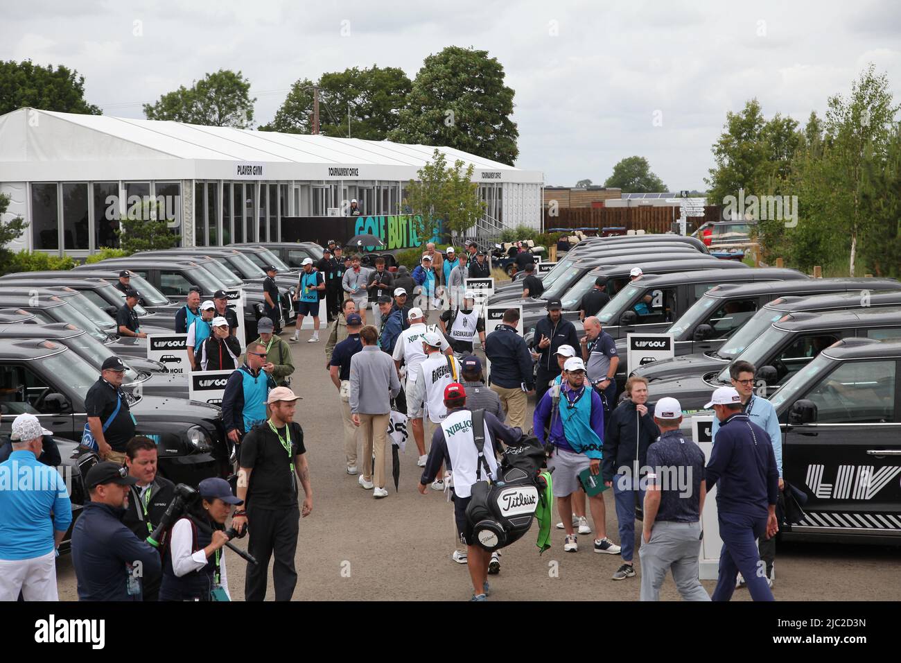 Hemel Hempstead, Herts, Großbritannien. 9.. Juni 2022. London TaxiÕs Nehmen Sie die Spieler zu ihren verschiedenen Starlöcher vor dem Start der Schrotflinte bei der ersten LIV Golf Invitational ersten Runde Kredit: Motofoto/Alamy Live News Stockfoto