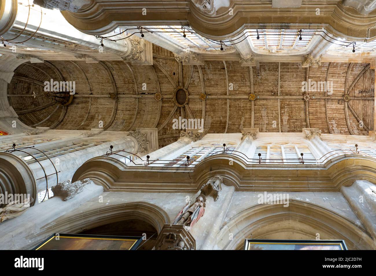 Die Kirche des Heiligen Pantaleon mit ihrer tonnengewölbten Holzdecke und Skulpturen, die an den Säulen des Kirchenschiffs befestigt sind. Troyes. Die Kirche wurde nach dem Th Stockfoto