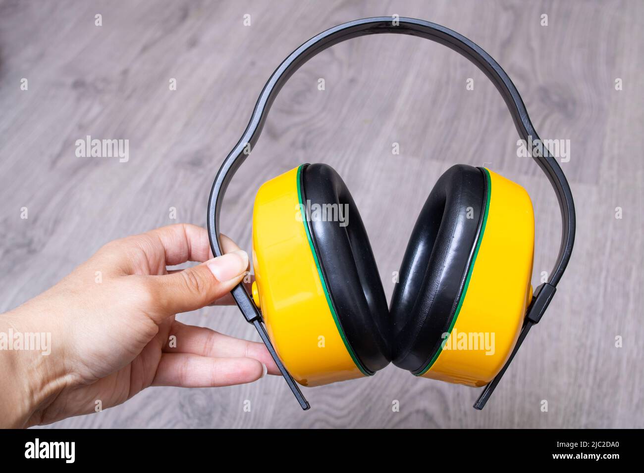 Gelbe Kopfhörer mit Geräuschminimierung in Nahaufnahme Stockfoto