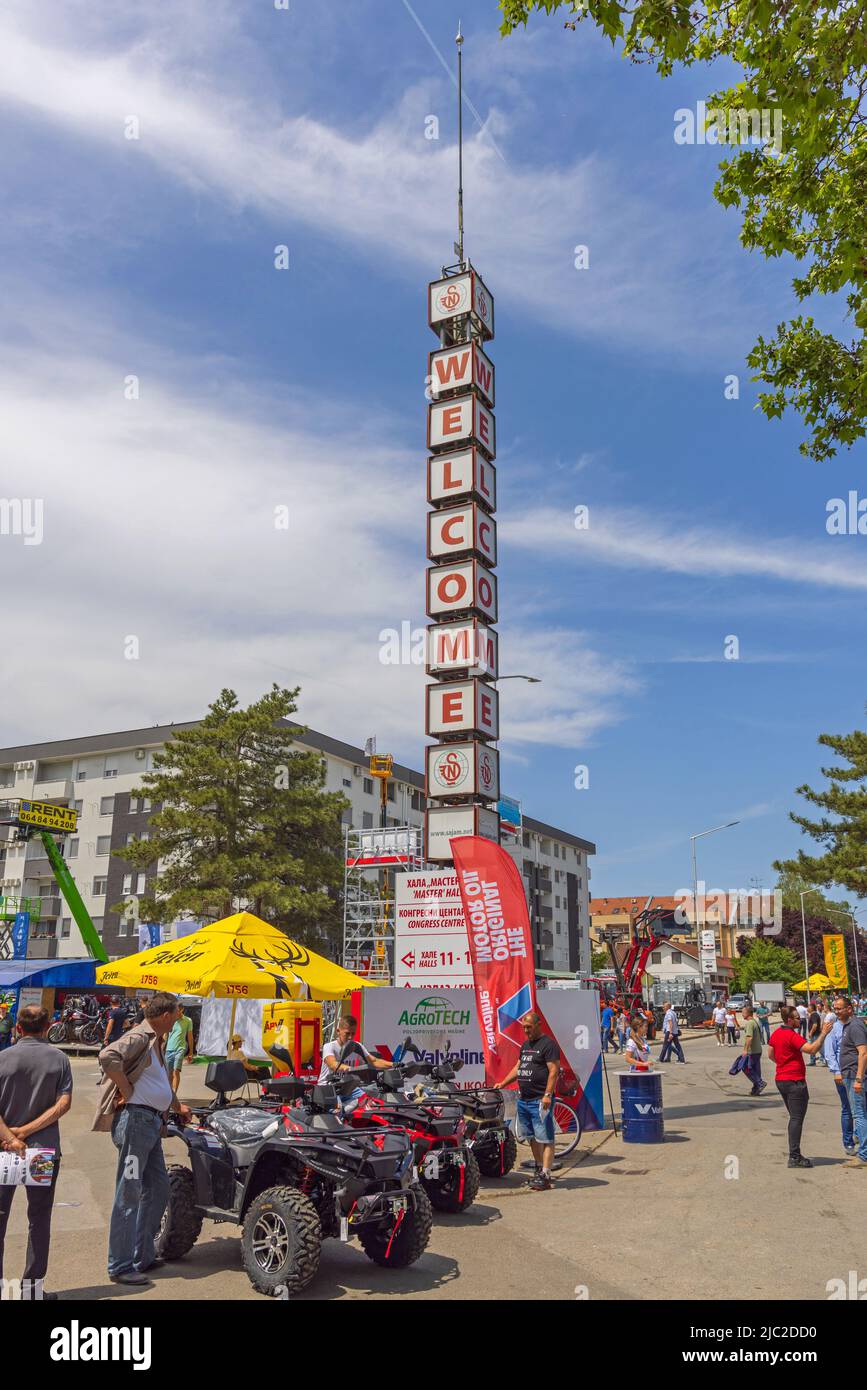Novi Sad, Serbien - 21. Mai 2022: Vertikales Begrüßungsschild mit Lichtstab auf der Expo Show des Top-Messegeländes. Stockfoto