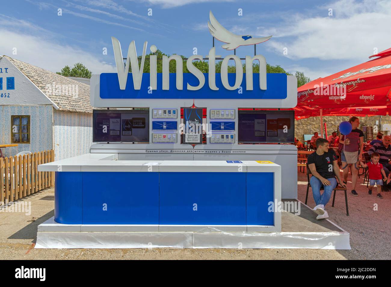 Novi Sad, Serbien - 21. Mai 2022: Moderner Winston Cigarettes Outdoor Kiosk auf dem Messegelände. Stockfoto
