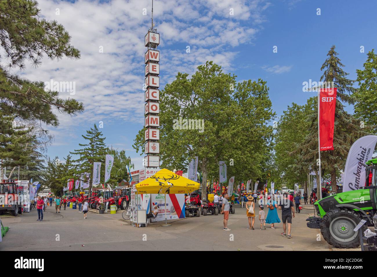 Novi Sad, Serbien - 21. Mai 2022: Totem Sign Willkommen auf der Landwirtschaftsmesse Expo Trade Show schöner sonniger Tag. Stockfoto