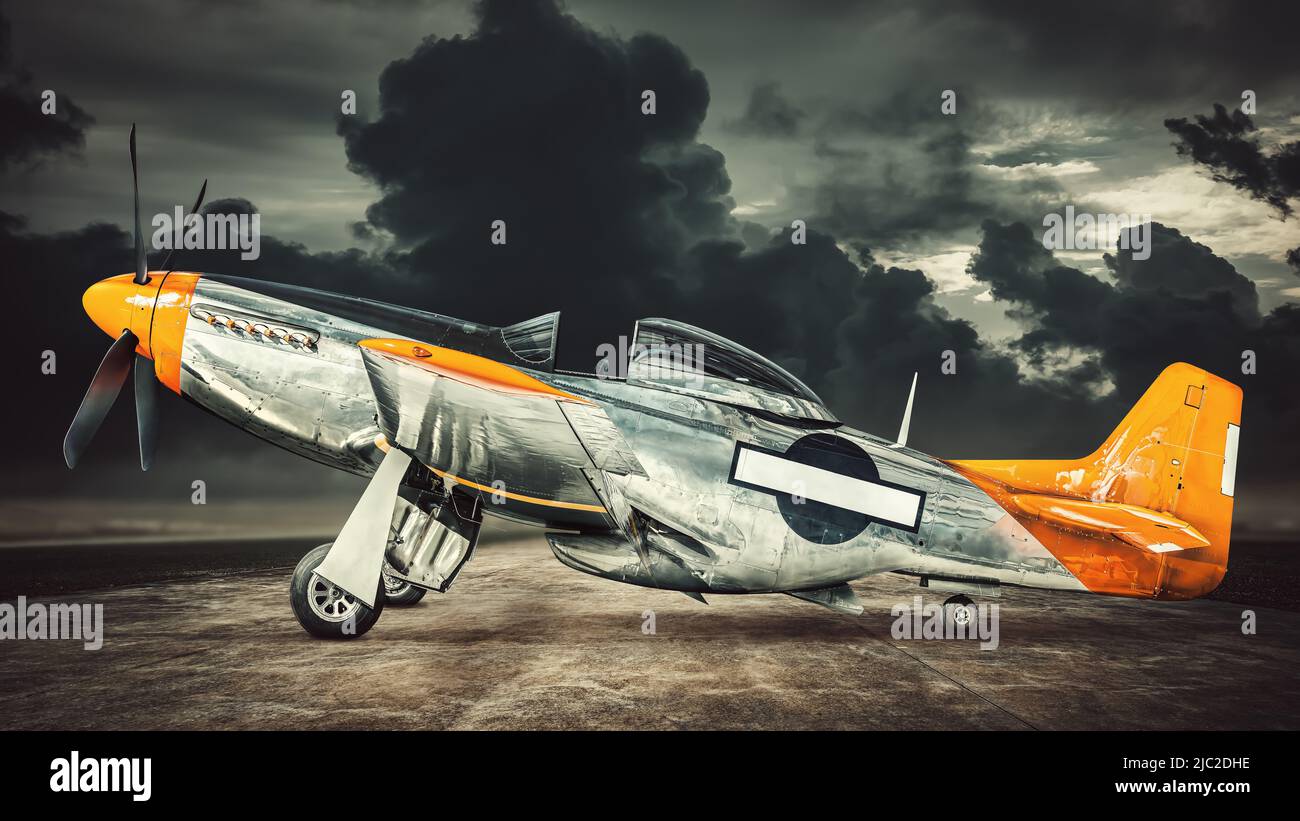 Historischer Kriegsvögel auf einer Landebahn gegen einen dramatischen Himmel Stockfoto