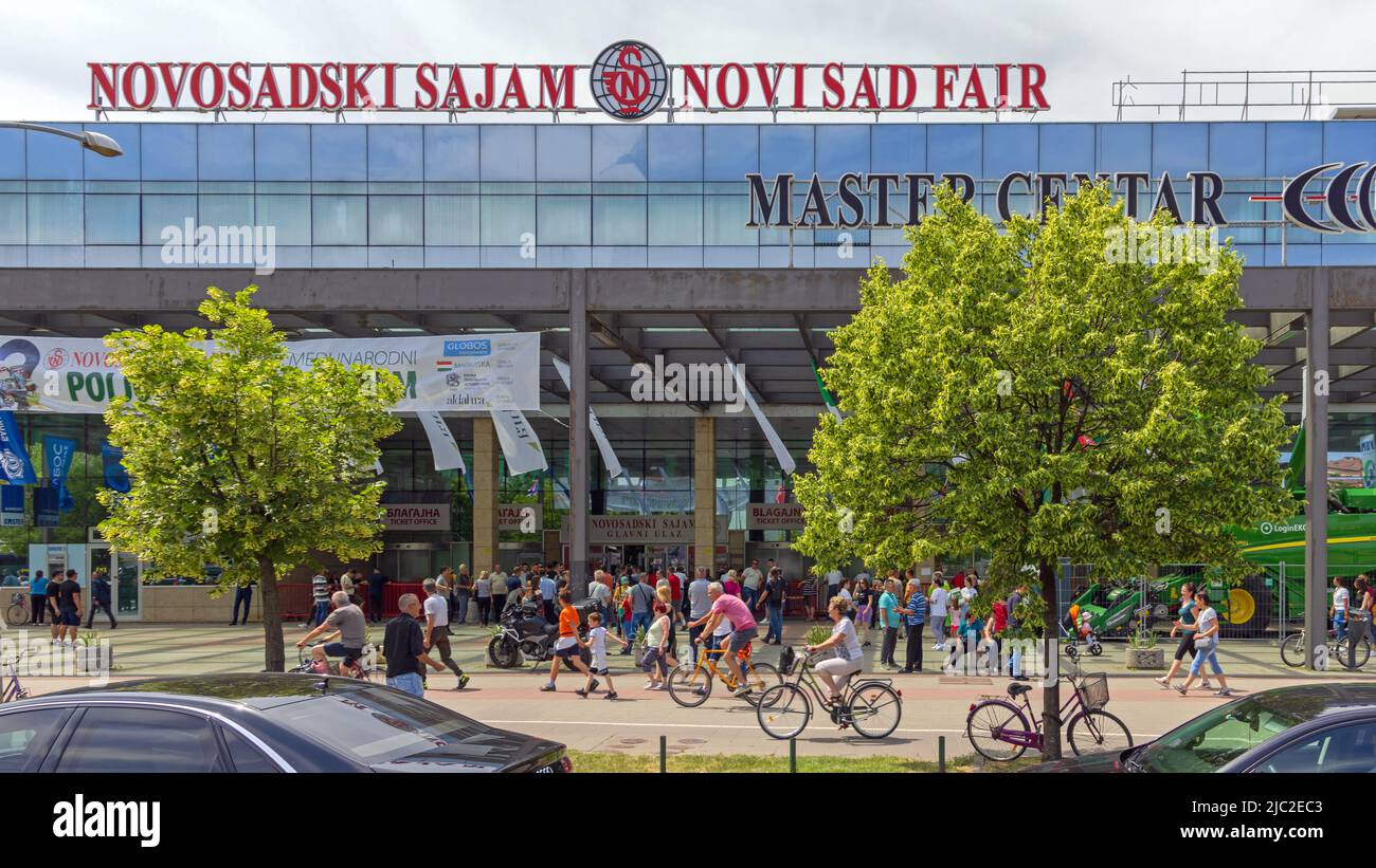 Novi Sad, Serbien - 21. Mai 2022: Eröffnungstag Der Landwirtschaftsmesse Novi Sad Messe Master Center Halle Exterior. Stockfoto