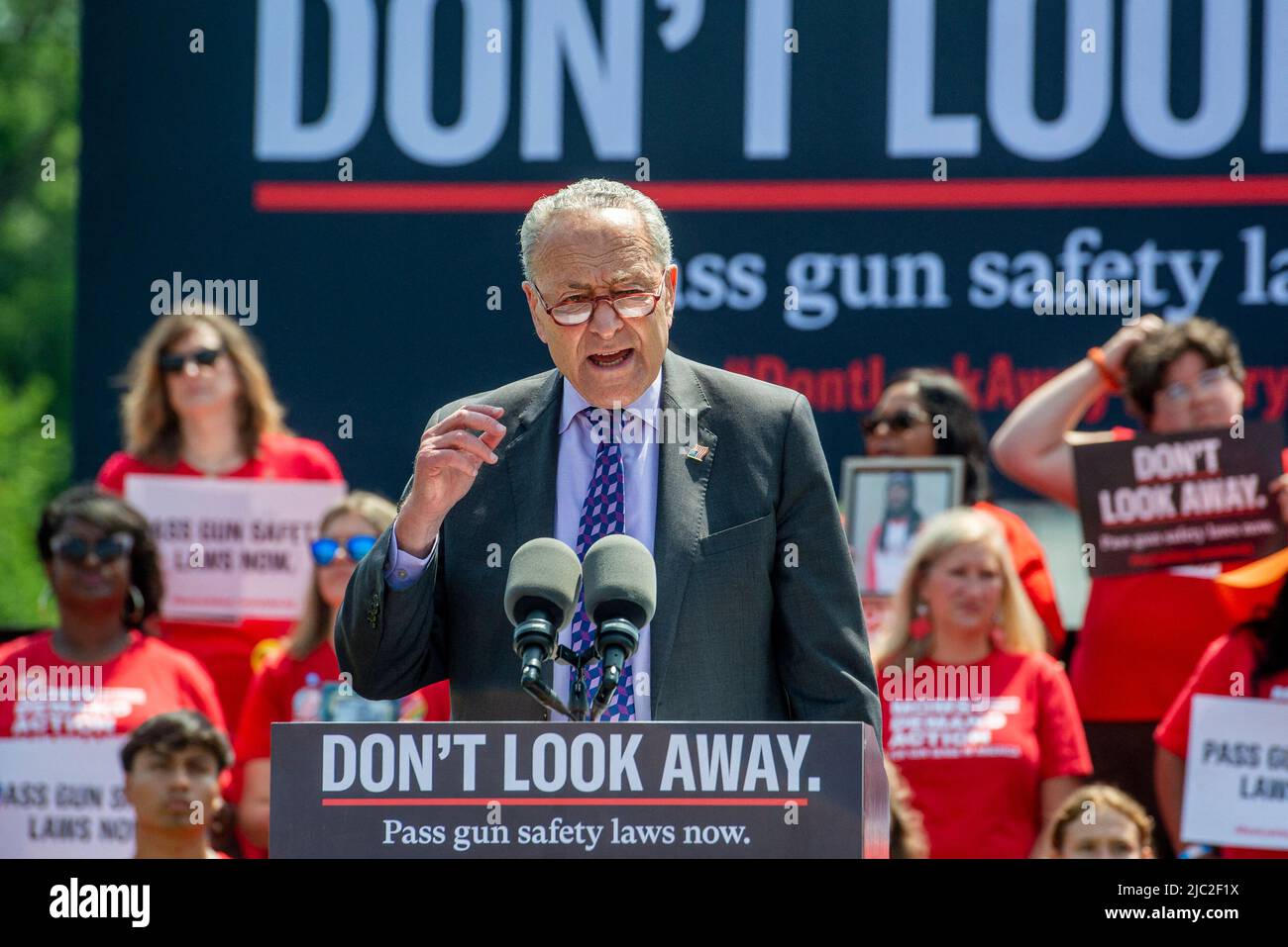 Der Mehrheitsführer des US-Senats, Chuck Schumer (Demokrat von New York), hält am Mittwoch, den 8. Juni 2022, bei einem Protest von Everytown für Waffensicherheit und seine Basisnetzwerke, Moms Demand Action und Students Demand Action, in der Nähe des US-Kapitols in Washington eine Rede. Foto von Rod Lampey/CNP/ABACAPRESS.COM Stockfoto