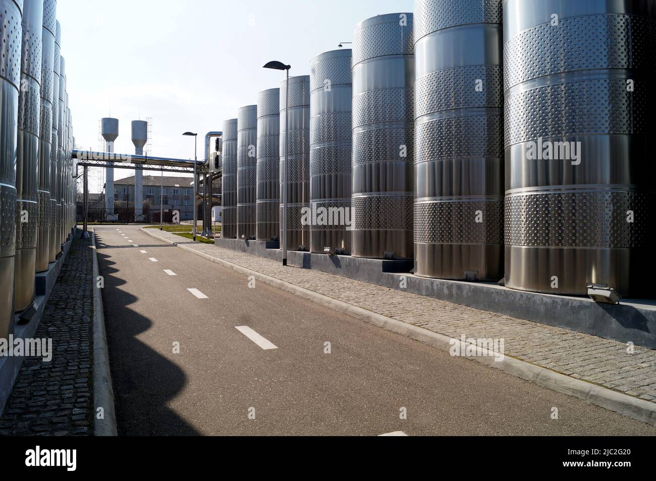Reihen von Gärtanks, bei Shabo Winemaking Enterprise, Shabo, Oblast Odessa, Ukraine Stockfoto
