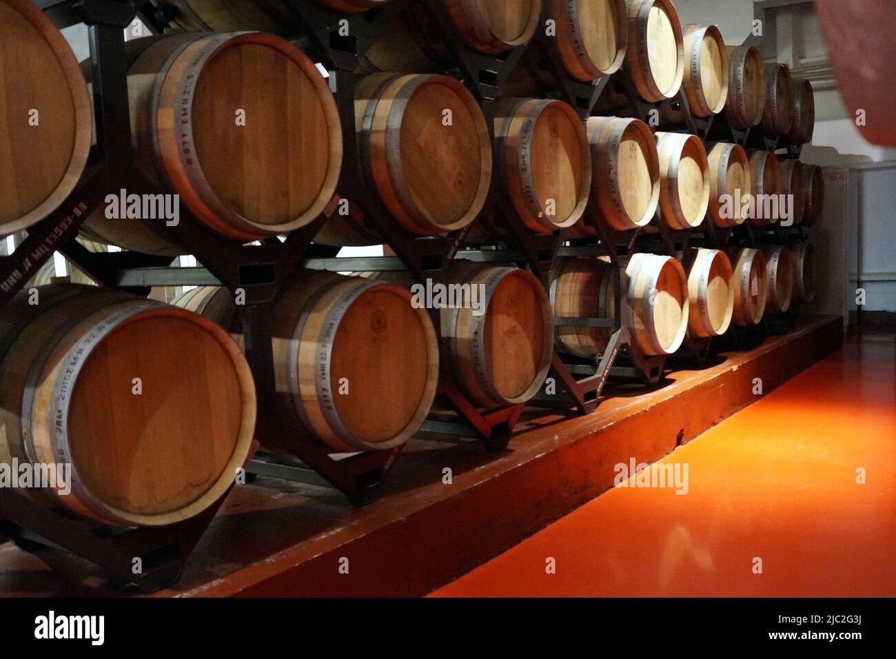 Neue Weinfässer im Lager, Shabo Winemaking Enterprise, Oblast Odessa, Ukraine Stockfoto