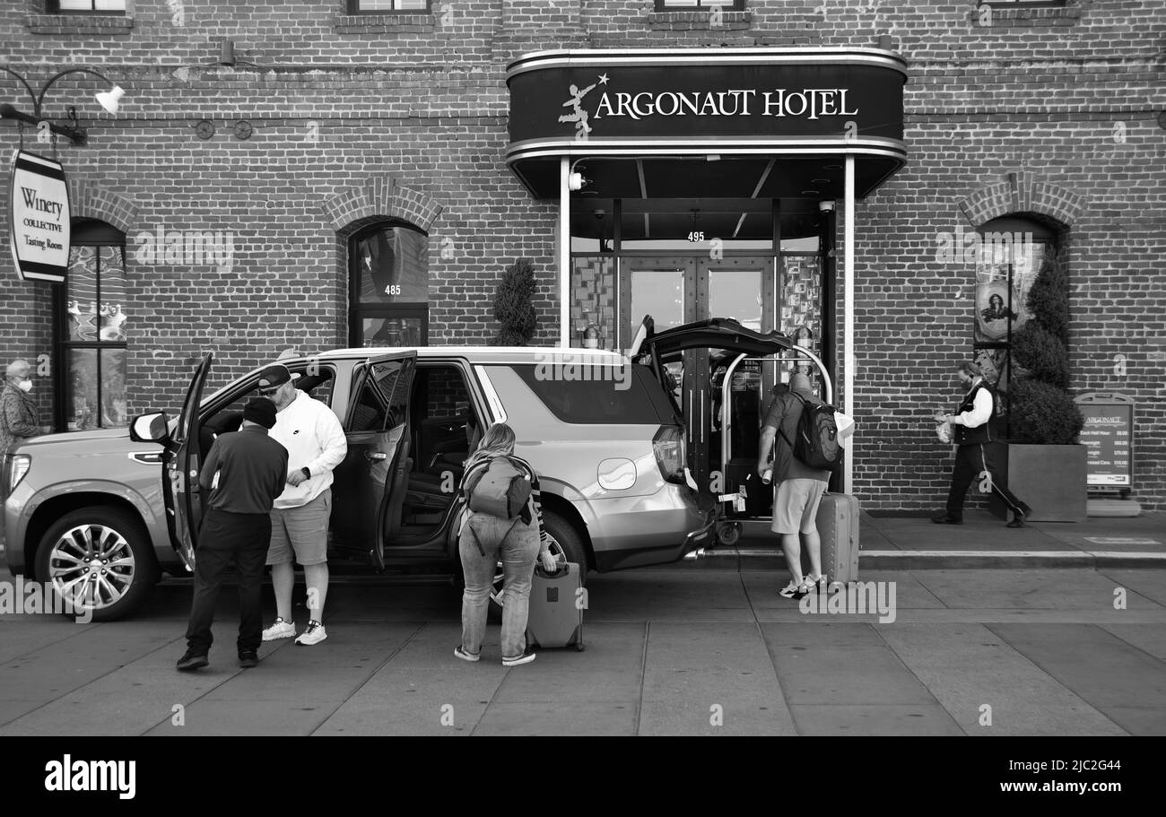 Touristen laden ihr Gepäck aus, als sie im Argonaut Hotel in der beliebten Fisherman's Wharf Gegend von San Francisco, Kalifornien, ankommen. Stockfoto