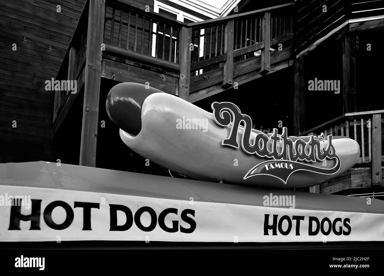 Ein berühmter Hotdog-Wagen von Nathan in der Touristenattraktion Pier 39 in der Fisherman's Wharf-Gegend von San Fancisco, Kalifornien. Stockfoto