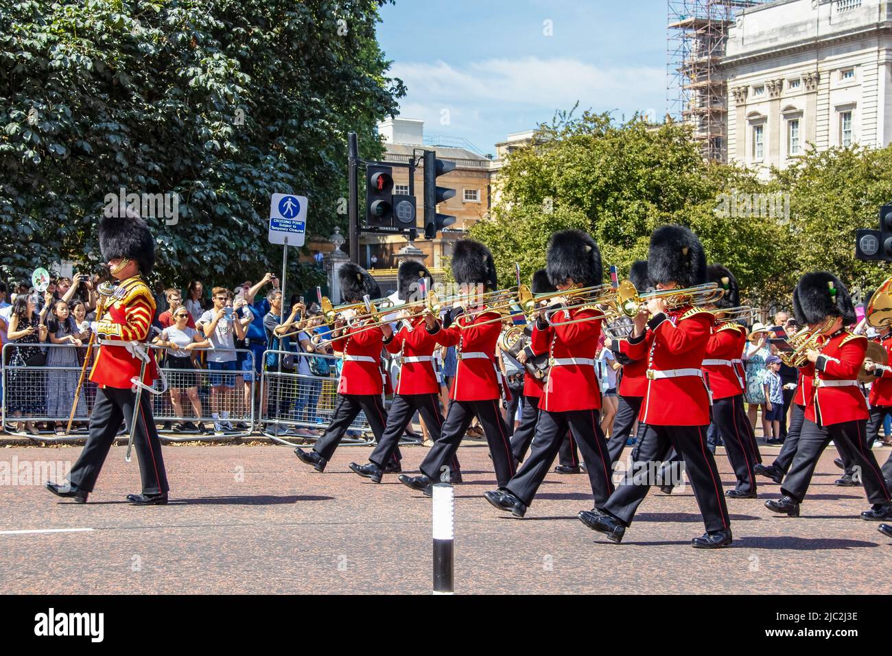 7 24 2019 London UK - Britische Soldaten marschieren mit Posaunen und Trompeten während des Wachwechsels mit Touristen, die an der Seite der Straßenwache überfüllt sind Stockfoto