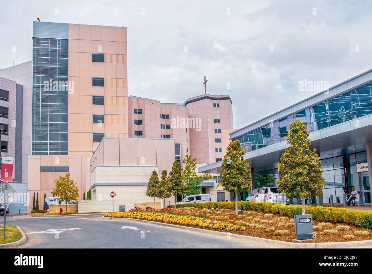 2022 05 13 Tulsa OK USA Pink St Francis Hospital Buildings in Tulsa Oklahoma - near South entrance with LANDSCAPING and Cross on top Stockfoto