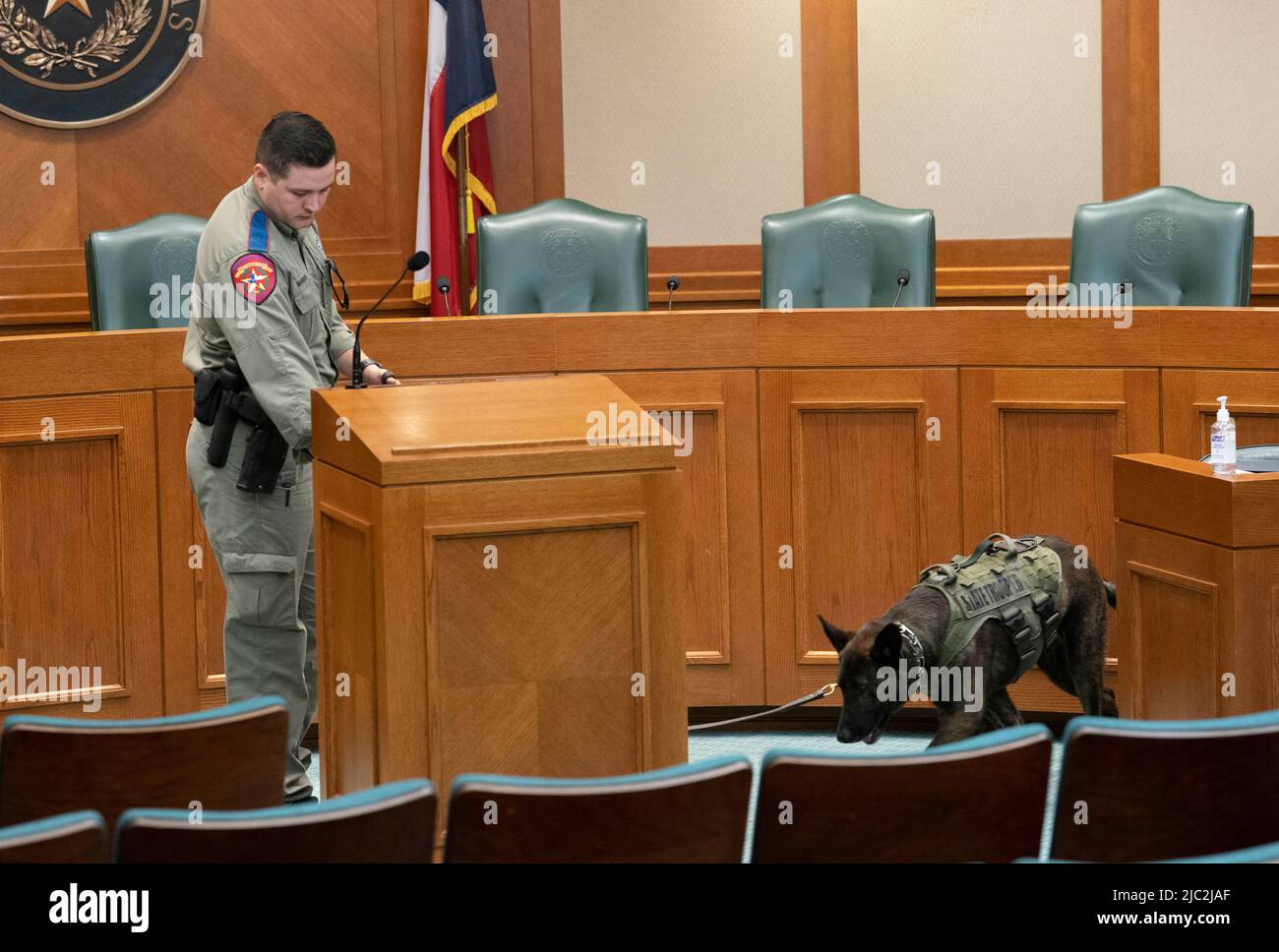 Austin, TX, USA. 9.. Juni 2022. Ein Beamter des texanischen Dept. Of Public Safety führt eine Routineprüfung mit einem bombenschnüffenden Hund durch, während das Texas House den Untersuchungsausschuss für die Robb Elementary Shooting ernennt, der am 9. Juni 2022 in einer Exekutivsitzung Zeugnis ablegen soll. (Bild: © Bob Daemmrich/ZUMA Press Wire) Stockfoto