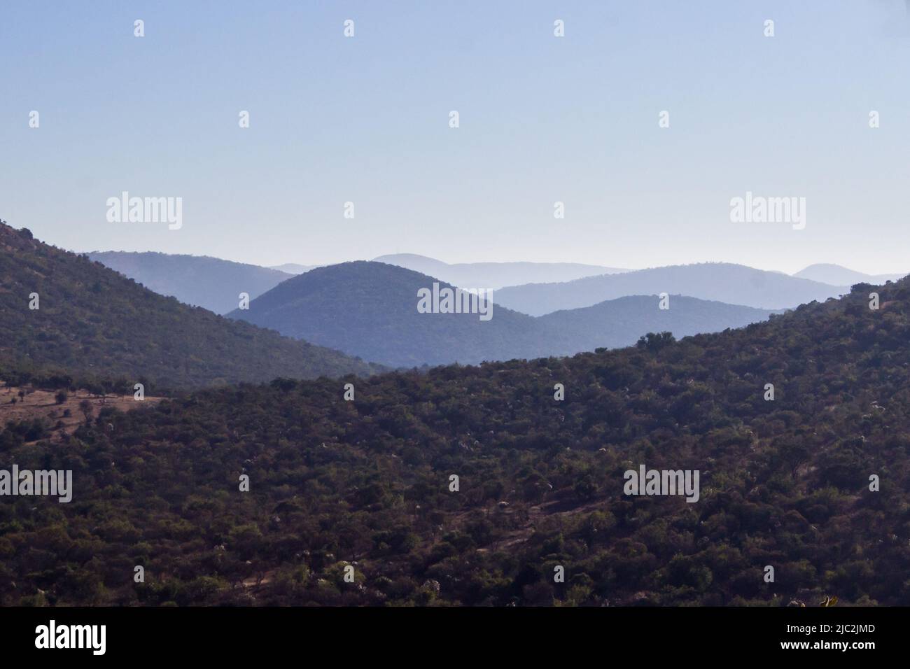 Fernansicht der blauen, konzentrischen Grate, die die äußeren Ringe des Vredefort Dome in Südafrika bilden Stockfoto