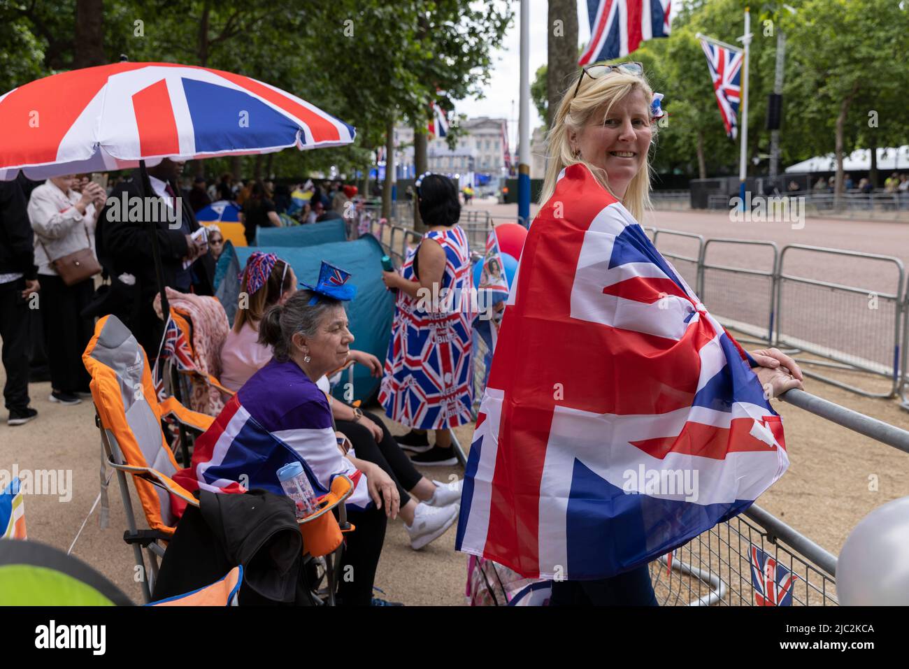 Freunde der britischen Königsfamilie genießen die Feierlichkeiten zum Platinum Jubilee entlang der Mall während des historischen Bankfeiertags im Zentrum von London, England und Großbritannien Stockfoto