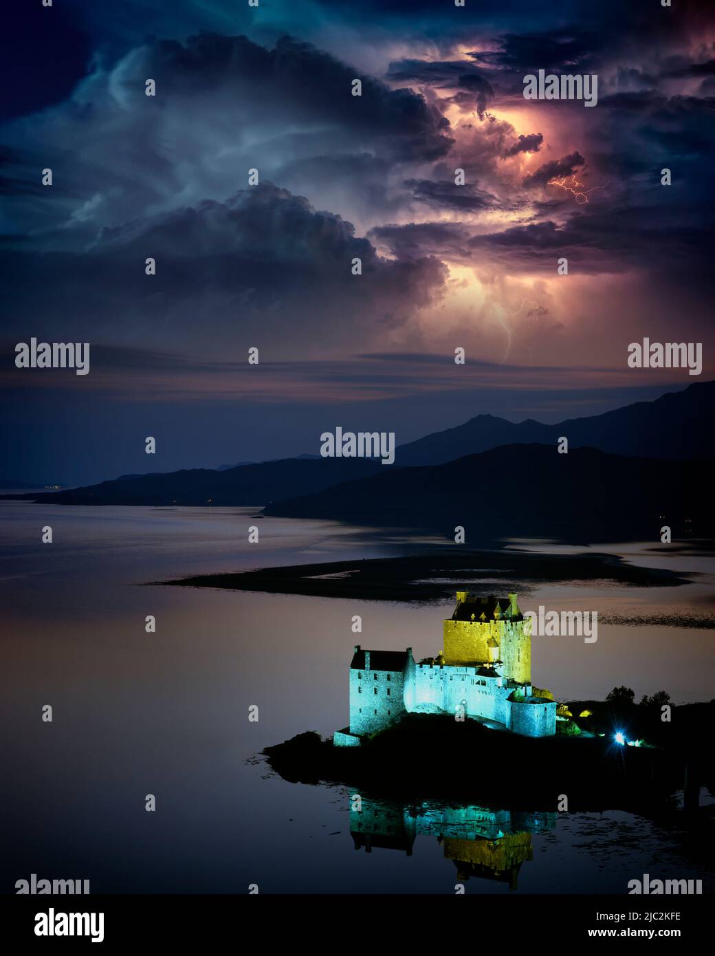GB - SCHOTTLAND: Eilean Donan Castle am Loch Alsh in den Western Highlands Stockfoto
