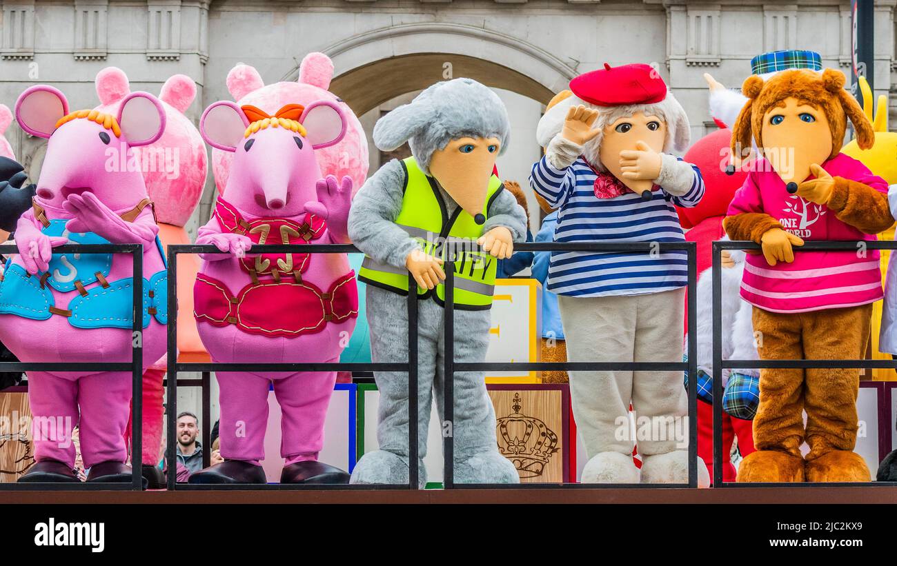 Fernsehfiguren wie das Wackeln, die Groll, Wallace und Gromit, Dangerous und Postman Pat - Akt II: Die Zeit unseres Lebens, eine jubelnden Prozession wie keine andere, eine Anspielung auf die sieben Jahrzehnte der außergewöhnlichen Herrschaft der Königin. Eine Besetzung von 2.500 Freiwilligen und Mitgliedern der Öffentlichkeit (die älteste davon ist 99 Jahre alt!) Wird feiern, wie sich die Kreativität und Kultur der britischen und Commonwealth in den sieben Jahrzehnten der Regierungszeit der Königin von 1952 bis 2022 entwickelt hat. Ihre Majestät der Königin Platinum Jubilee Pageant erzählt die Geschichte ihrer 70-jährigen Herrschaft, gespielt in vier Teilen. Stockfoto