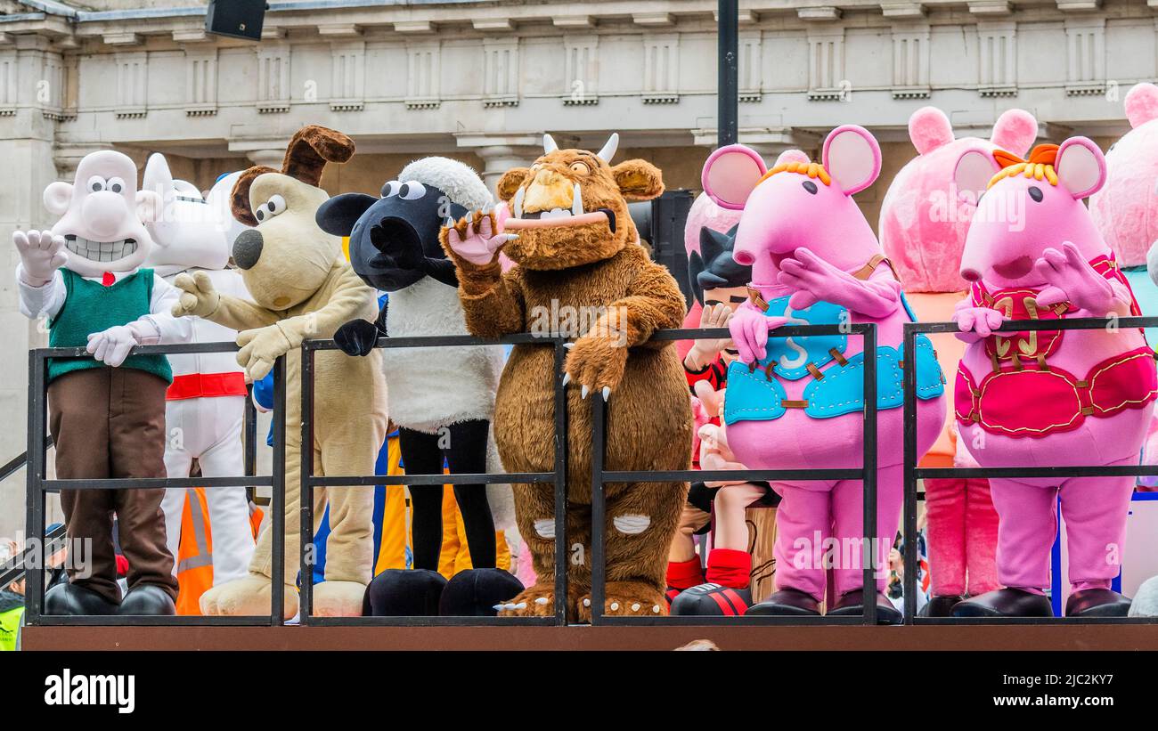 Fernsehfiguren wie das Wackeln, die Groll, Wallace und Gromit, Dangerous und Postman Pat - Akt II: Die Zeit unseres Lebens, eine jubelnden Prozession wie keine andere, eine Anspielung auf die sieben Jahrzehnte der außergewöhnlichen Herrschaft der Königin. Eine Besetzung von 2.500 Freiwilligen und Mitgliedern der Öffentlichkeit (die älteste davon ist 99 Jahre alt!) Wird feiern, wie sich die Kreativität und Kultur der britischen und Commonwealth in den sieben Jahrzehnten der Regierungszeit der Königin von 1952 bis 2022 entwickelt hat. Ihre Majestät der Königin Platinum Jubilee Pageant erzählt die Geschichte ihrer 70-jährigen Herrschaft, gespielt in vier Teilen. Stockfoto
