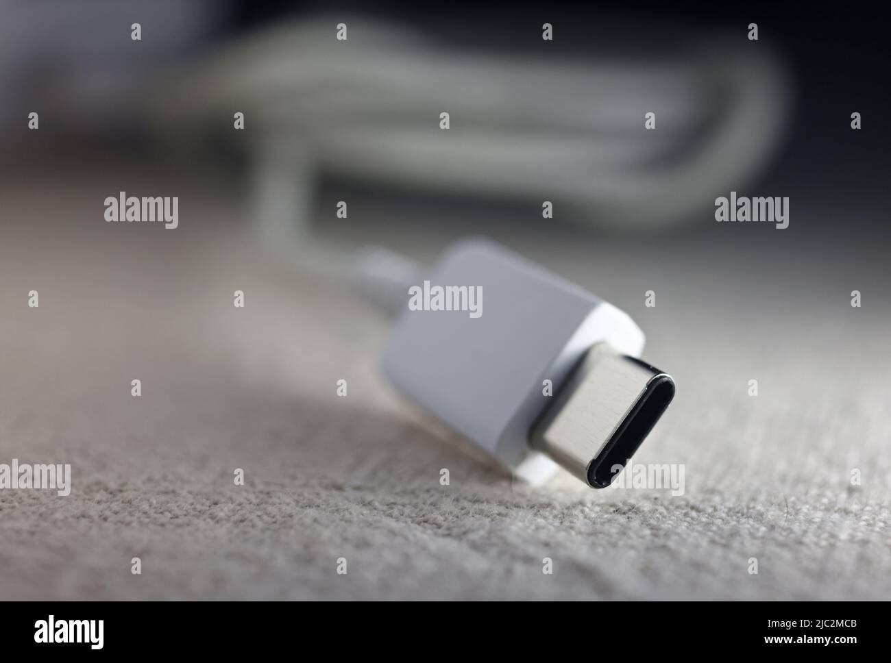 Bis Herbst 2024 wird USB Type-C zum gemeinsamen Ladeanschluss für alle Mobiltelefone, Tablets und Kameras in der EU, haben sich die Verhandlungsführer des Parlaments und des Rates heute darauf geeinigt. Stockfoto