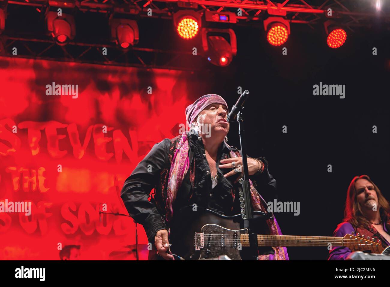 Rom, Italien. 17.. Juli 2018. Steven Van Zandt (geboren als Steven Lento bekannt als Little Steven oder Miami Steve), bekannt als Mitglied der E Street Band von Bruce Springsteen, tritt mit seiner Band The Disciples of Soul in der Villa Ada in Rom live auf. (Foto von Valeria Magri/SOPA Images/Sipa USA) Quelle: SIPA USA/Alamy Live News Stockfoto