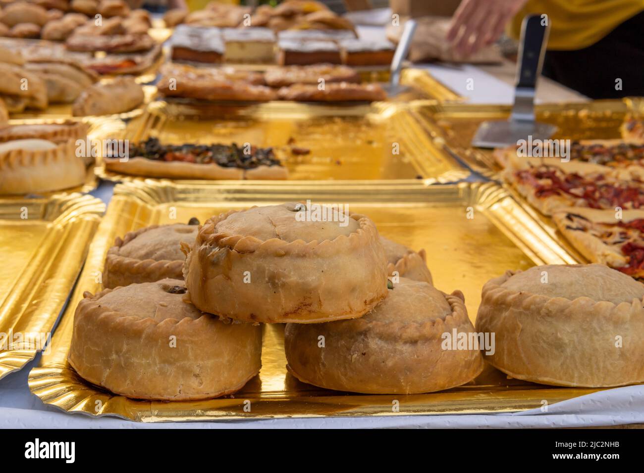 Nahaufnahme von Gebäck aus Schmalzpaste, gefüllt mit Fleisch, Erbsen und Sobrasada, genannt Panades. Typische Gastronomie der Insel Mallorca, Spanien Stockfoto