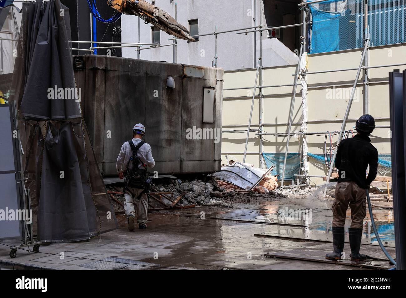 Ein Bulldozer zerstört am 9. Juni 2022 in Tokio, Japan, eine am Nakagin Capsule Tower in Ginza demontierte Kapsel. Der Rückbau von 140 Einzelkapseln des futuristischen Gebäudes (Mischnutzung Wohn- und Büroturm) wird im Rahmen der Abbrucharbeiten bis Ende dieses Jahres fortgesetzt. Quelle: Rodrigo Reyes Marin/AFLO/Alamy Live News Stockfoto