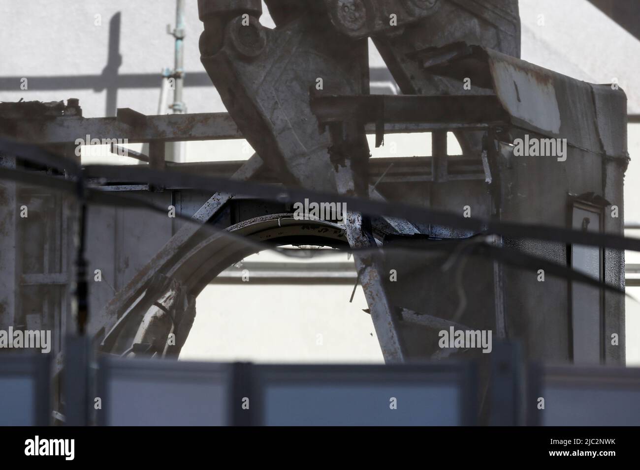 Ein Bulldozer zerstört am 9. Juni 2022 in Tokio, Japan, eine am Nakagin Capsule Tower in Ginza demontierte Kapsel. Der Rückbau von 140 Einzelkapseln des futuristischen Gebäudes (Mischnutzung Wohn- und Büroturm) wird im Rahmen der Abbrucharbeiten bis Ende dieses Jahres fortgesetzt. Quelle: Rodrigo Reyes Marin/AFLO/Alamy Live News Stockfoto