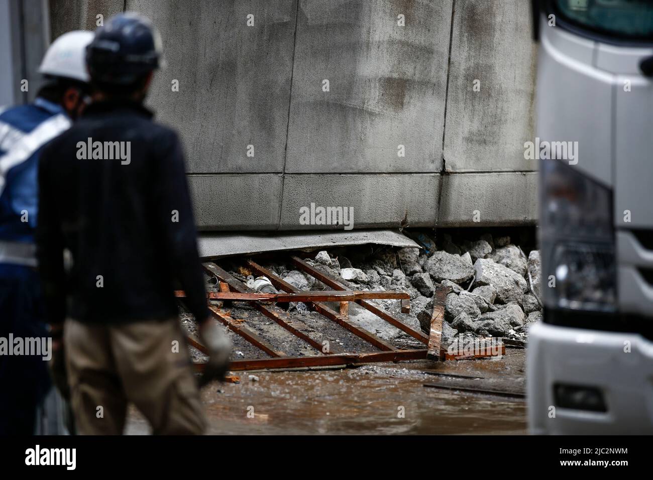 Ein Bulldozer zerstört am 9. Juni 2022 in Tokio, Japan, eine am Nakagin Capsule Tower in Ginza demontierte Kapsel. Der Rückbau von 140 Einzelkapseln des futuristischen Gebäudes (Mischnutzung Wohn- und Büroturm) wird im Rahmen der Abbrucharbeiten bis Ende dieses Jahres fortgesetzt. Quelle: Rodrigo Reyes Marin/AFLO/Alamy Live News Stockfoto