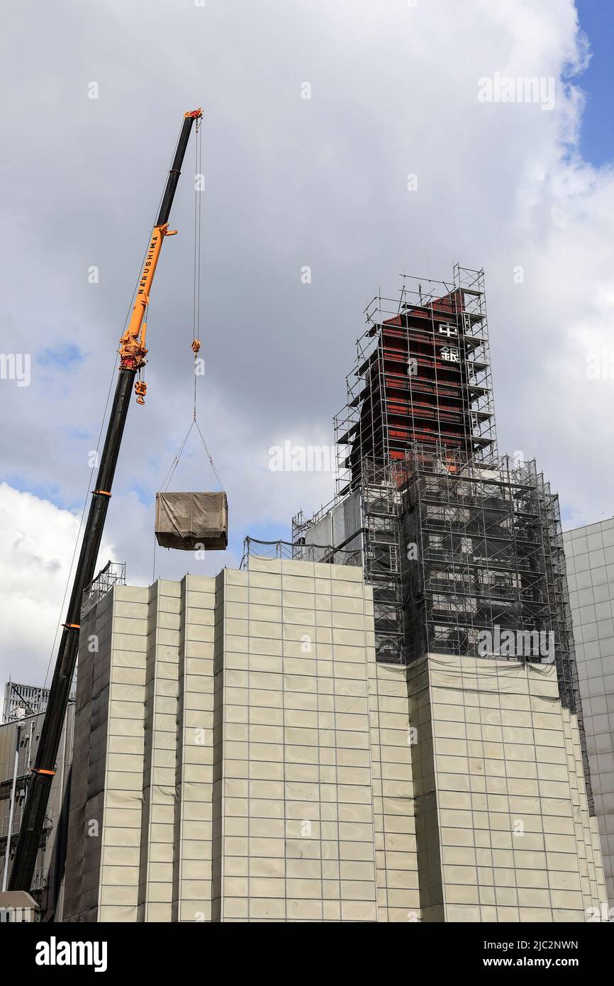 Ein Kran trägt eine Kapsel während des Abrisses am Nakagin Capsule Tower in Ginza am 9. Juni 2022 in Tokio, Japan. Der Rückbau von 140 Einzelkapseln des futuristischen Gebäudes (Mischnutzung Wohn- und Büroturm) wird im Rahmen der Abbrucharbeiten bis Ende dieses Jahres fortgesetzt. Quelle: Rodrigo Reyes Marin/AFLO/Alamy Live News Stockfoto