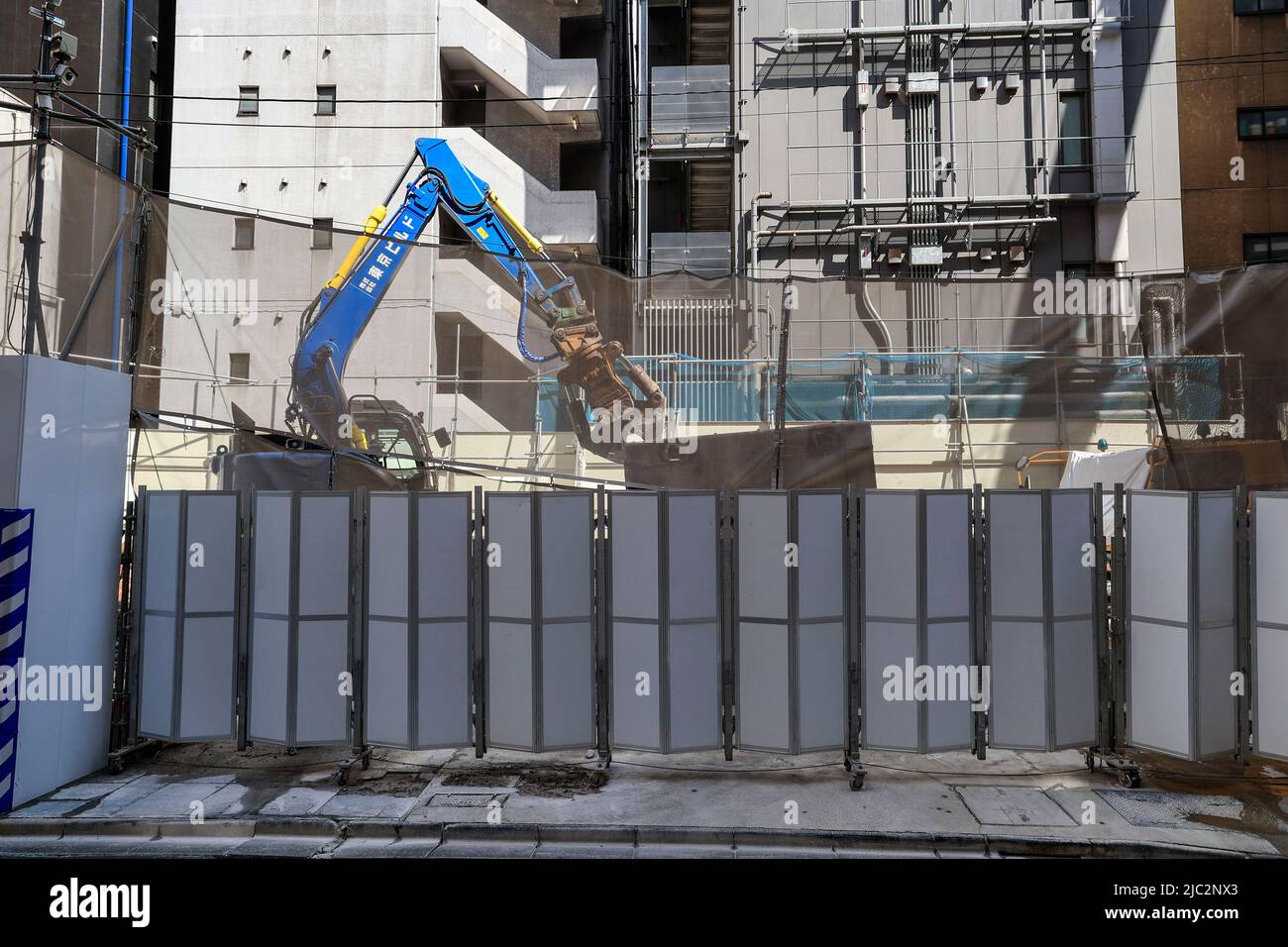 Ein Bulldozer zerstört am 9. Juni 2022 in Tokio, Japan, eine am Nakagin Capsule Tower in Ginza demontierte Kapsel. Der Rückbau von 140 Einzelkapseln des futuristischen Gebäudes (Mischnutzung Wohn- und Büroturm) wird im Rahmen der Abbrucharbeiten bis Ende dieses Jahres fortgesetzt. Quelle: Rodrigo Reyes Marin/AFLO/Alamy Live News Stockfoto