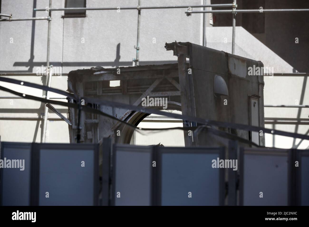 Ein Bulldozer zerstört am 9. Juni 2022 in Tokio, Japan, eine am Nakagin Capsule Tower in Ginza demontierte Kapsel. Der Rückbau von 140 Einzelkapseln des futuristischen Gebäudes (Mischnutzung Wohn- und Büroturm) wird im Rahmen der Abbrucharbeiten bis Ende dieses Jahres fortgesetzt. Quelle: Rodrigo Reyes Marin/AFLO/Alamy Live News Stockfoto