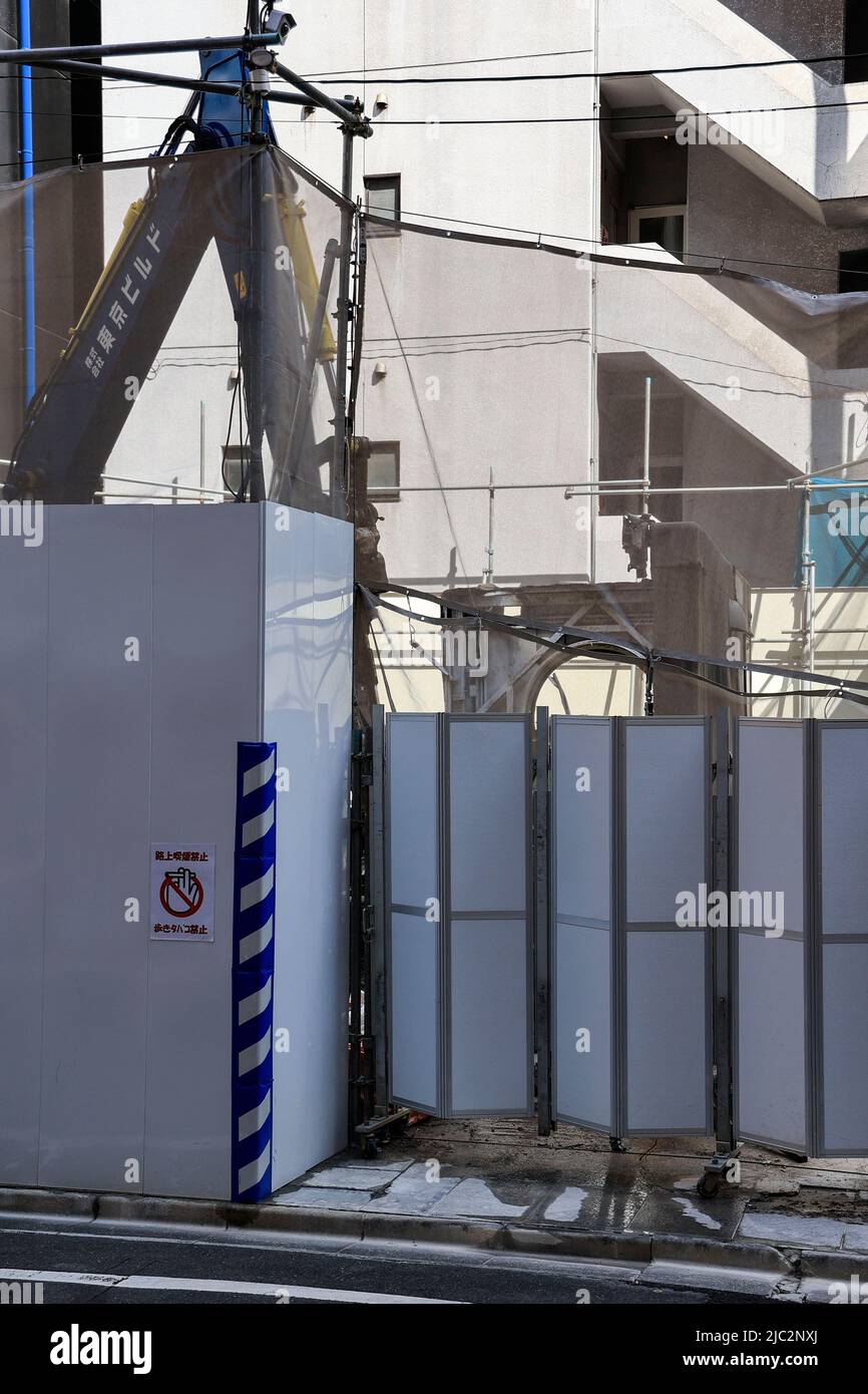 Ein Bulldozer zerstört am 9. Juni 2022 in Tokio, Japan, eine am Nakagin Capsule Tower in Ginza demontierte Kapsel. Der Rückbau von 140 Einzelkapseln des futuristischen Gebäudes (Mischnutzung Wohn- und Büroturm) wird im Rahmen der Abbrucharbeiten bis Ende dieses Jahres fortgesetzt. Quelle: Rodrigo Reyes Marin/AFLO/Alamy Live News Stockfoto