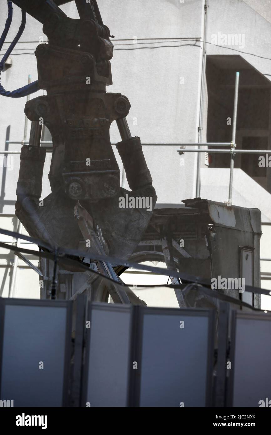 Ein Bulldozer zerstört am 9. Juni 2022 in Tokio, Japan, eine am Nakagin Capsule Tower in Ginza demontierte Kapsel. Der Rückbau von 140 Einzelkapseln des futuristischen Gebäudes (Mischnutzung Wohn- und Büroturm) wird im Rahmen der Abbrucharbeiten bis Ende dieses Jahres fortgesetzt. Quelle: Rodrigo Reyes Marin/AFLO/Alamy Live News Stockfoto