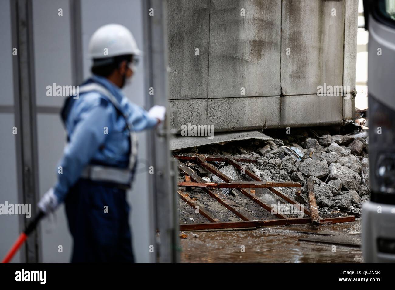 Ein Bulldozer zerstört am 9. Juni 2022 in Tokio, Japan, eine am Nakagin Capsule Tower in Ginza demontierte Kapsel. Der Rückbau von 140 Einzelkapseln des futuristischen Gebäudes (Mischnutzung Wohn- und Büroturm) wird im Rahmen der Abbrucharbeiten bis Ende dieses Jahres fortgesetzt. Quelle: Rodrigo Reyes Marin/AFLO/Alamy Live News Stockfoto