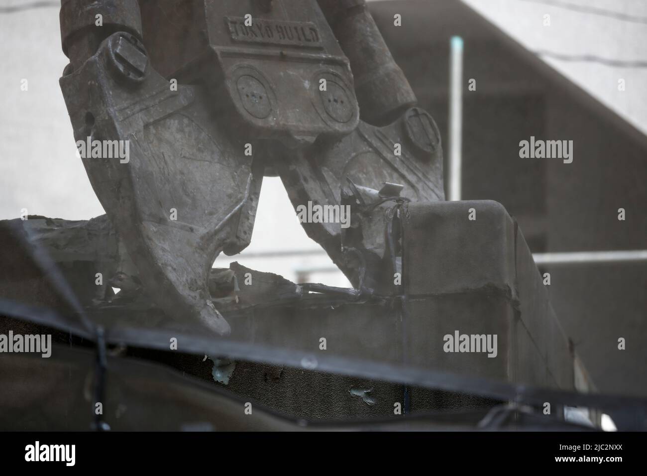 Ein Bulldozer zerstört am 9. Juni 2022 in Tokio, Japan, eine am Nakagin Capsule Tower in Ginza demontierte Kapsel. Der Rückbau von 140 Einzelkapseln des futuristischen Gebäudes (Mischnutzung Wohn- und Büroturm) wird im Rahmen der Abbrucharbeiten bis Ende dieses Jahres fortgesetzt. Quelle: Rodrigo Reyes Marin/AFLO/Alamy Live News Stockfoto