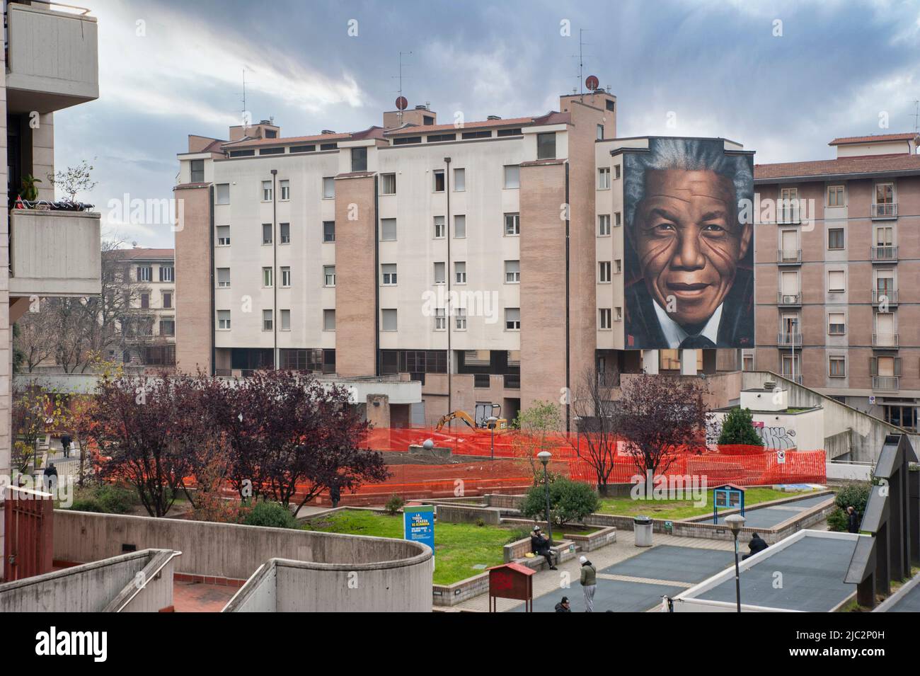 Ein riesiges Wandgemälde des Straßenkünstlers Jorit Agoch, das Nelson Mandela zeigt, im Rifredi-Viertel von Florenz. Stockfoto