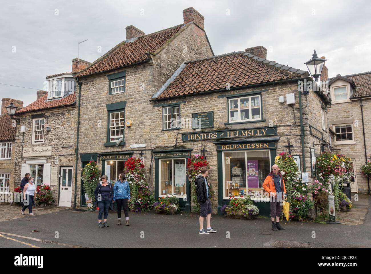 Hunters of Helmsley, zum besten kleinen Geschäft 2015 gewählt, einem freundlichen, familiengeführten Feinkostgeschäft in Helmsley, einer Marktstadt in Ryedale, North Yorkshire, England. Stockfoto